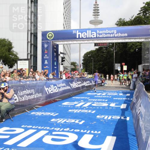 29.06.2025 - hella hamburg halbmarathon Michael Strokosch http://msf.ph/oto/8154590 29.06.2025 10:03:13 Ziel 16, 23 meine-sportfotos.de