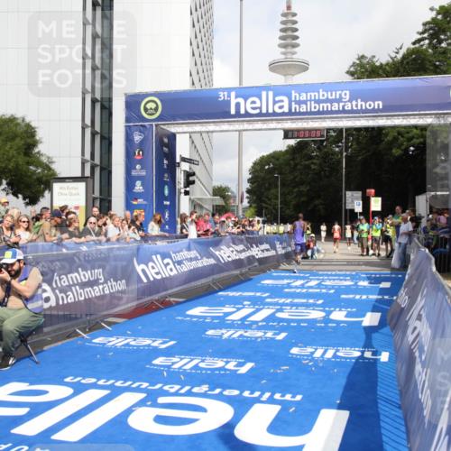29.06.2025 - hella hamburg halbmarathon Michael Strokosch http://msf.ph/oto/8154596 29.06.2025 10:03:13 Ziel 16, 23 meine-sportfotos.de
