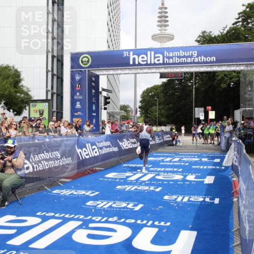 29.06.2025 - hella hamburg halbmarathon Michael Strokosch http://msf.ph/oto/8154604 29.06.2025 10:03:17 Ziel 16 meine-sportfotos.de