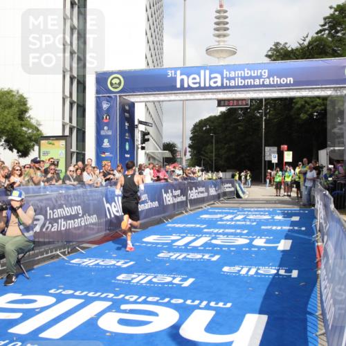 29.06.2025 - hella hamburg halbmarathon Michael Strokosch http://msf.ph/oto/8154612 29.06.2025 10:03:48 Ziel 6 meine-sportfotos.de