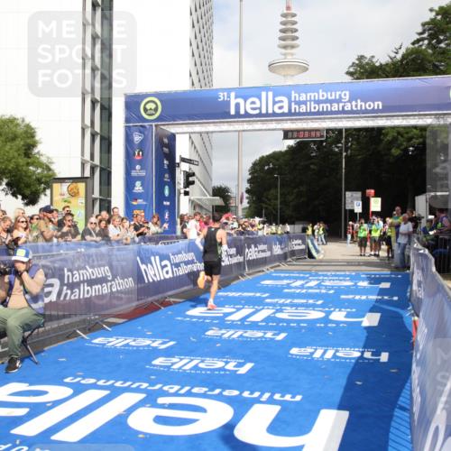 29.06.2025 - hella hamburg halbmarathon Michael Strokosch http://msf.ph/oto/8154613 29.06.2025 10:03:48 Ziel 6 meine-sportfotos.de