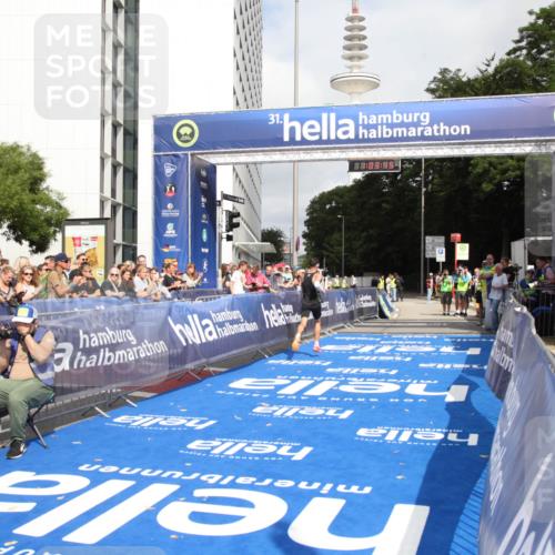 29.06.2025 - hella hamburg halbmarathon Michael Strokosch http://msf.ph/oto/8154621 29.06.2025 10:03:49 Ziel 6 meine-sportfotos.de