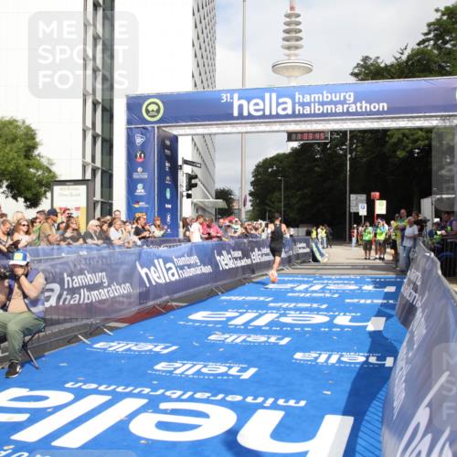 29.06.2025 - hella hamburg halbmarathon Michael Strokosch http://msf.ph/oto/8154625 29.06.2025 10:03:49 Ziel 6 meine-sportfotos.de