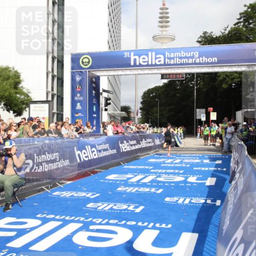29.06.2025 - hella hamburg halbmarathon Michael Strokosch http://msf.ph/oto/8154628 29.06.2025 10:03:50 Ziel 6 meine-sportfotos.de