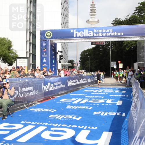 29.06.2025 - hella hamburg halbmarathon Michael Strokosch http://msf.ph/oto/8154630 29.06.2025 10:03:50 Ziel 6 meine-sportfotos.de