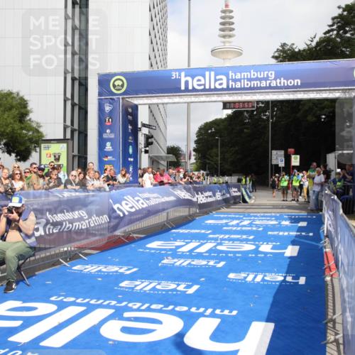29.06.2025 - hella hamburg halbmarathon Michael Strokosch http://msf.ph/oto/8154637 29.06.2025 10:03:56 Ziel 13 meine-sportfotos.de