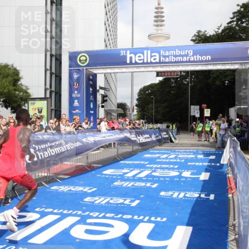 29.06.2025 - hella hamburg halbmarathon Michael Strokosch http://msf.ph/oto/8154641 29.06.2025 10:03:57 Ziel 13 meine-sportfotos.de
