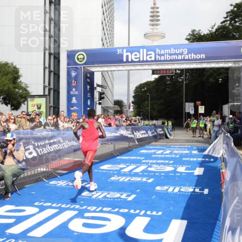 29.06.2025 - hella hamburg halbmarathon Michael Strokosch http://msf.ph/oto/8154643 29.06.2025 10:03:57 Ziel 13 meine-sportfotos.de