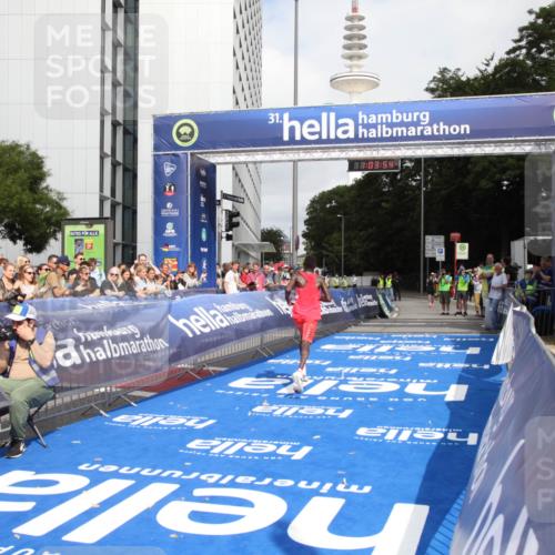 29.06.2025 - hella hamburg halbmarathon Michael Strokosch http://msf.ph/oto/8154647 29.06.2025 10:03:58 Ziel 13 meine-sportfotos.de