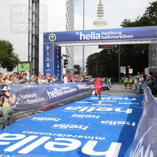 29.06.2025 - hella hamburg halbmarathon Michael Strokosch http://msf.ph/oto/8154650 29.06.2025 10:03:58 Ziel 13 meine-sportfotos.de