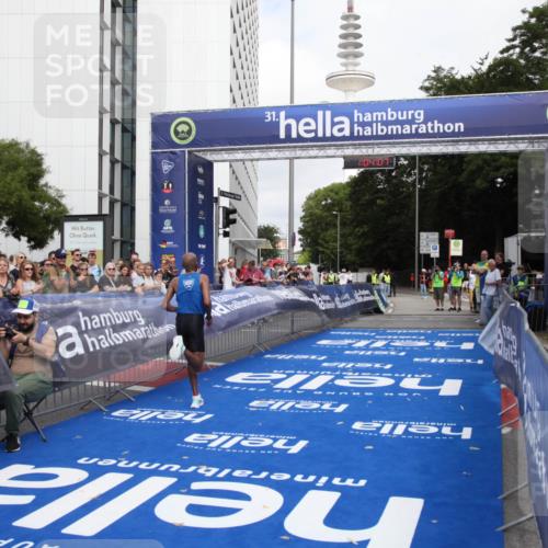 29.06.2025 - hella hamburg halbmarathon Michael Strokosch http://msf.ph/oto/8154660 29.06.2025 10:04:11 Ziel 15 meine-sportfotos.de