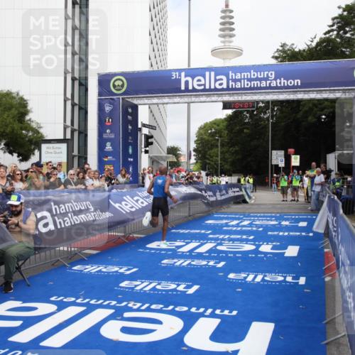 29.06.2025 - hella hamburg halbmarathon Michael Strokosch http://msf.ph/oto/8154664 29.06.2025 10:04:11 Ziel 15 meine-sportfotos.de