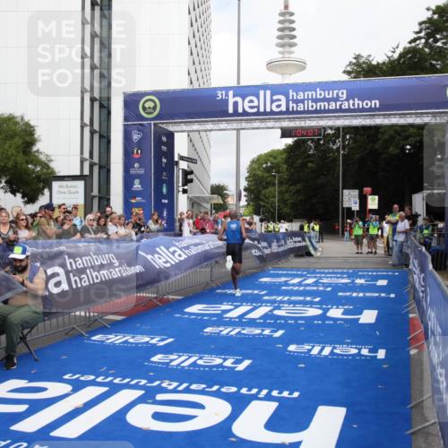 29.06.2025 - hella hamburg halbmarathon Michael Strokosch http://msf.ph/oto/8154671 29.06.2025 10:04:11 Ziel 15 meine-sportfotos.de