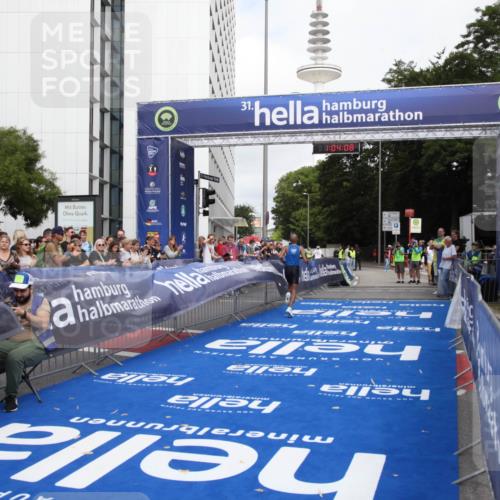 29.06.2025 - hella hamburg halbmarathon Michael Strokosch http://msf.ph/oto/8154679 29.06.2025 10:04:12 Ziel 15 meine-sportfotos.de