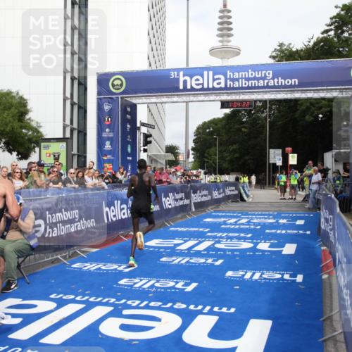 29.06.2025 - hella hamburg halbmarathon Michael Strokosch http://msf.ph/oto/8154685 29.06.2025 10:04:26 Ziel 8, 20, 59 meine-sportfotos.de