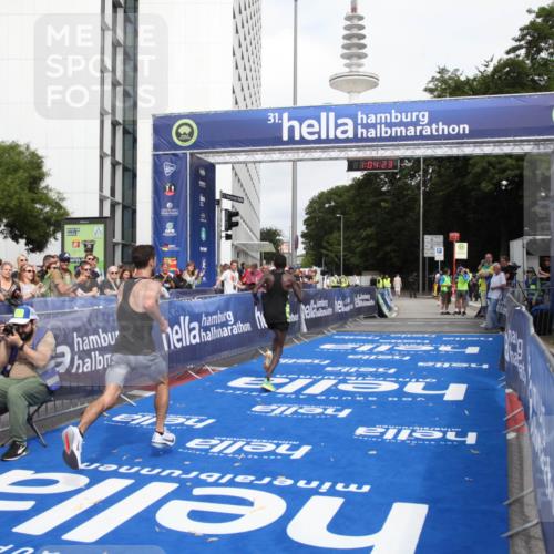 29.06.2025 - hella hamburg halbmarathon Michael Strokosch http://msf.ph/oto/8154690 29.06.2025 10:04:26 Ziel 8, 20, 59 meine-sportfotos.de