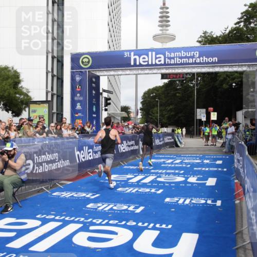 29.06.2025 - hella hamburg halbmarathon Michael Strokosch http://msf.ph/oto/8154695 29.06.2025 10:04:27 Ziel 8, 20, 59 meine-sportfotos.de
