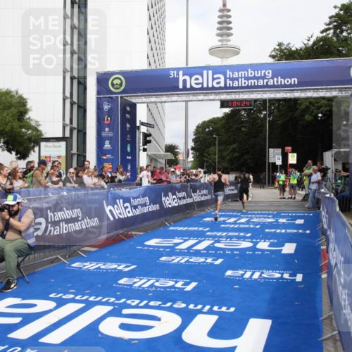 29.06.2025 - hella hamburg halbmarathon Michael Strokosch http://msf.ph/oto/8154709 29.06.2025 10:04:28 Ziel 8, 20, 59 meine-sportfotos.de