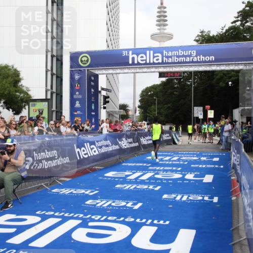 29.06.2025 - hella hamburg halbmarathon Michael Strokosch http://msf.ph/oto/8154758 29.06.2025 10:04:36 Ziel 58 meine-sportfotos.de