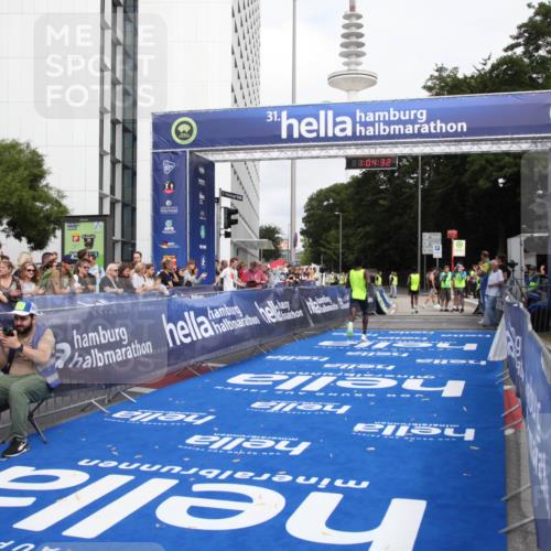 29.06.2025 - hella hamburg halbmarathon Michael Strokosch http://msf.ph/oto/8154775 29.06.2025 10:04:36 Ziel 58 meine-sportfotos.de