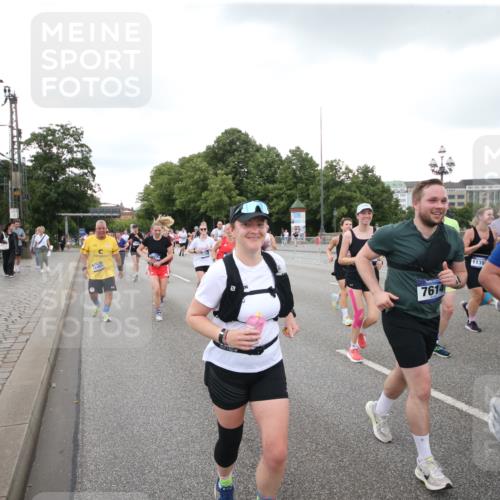 29.06.2025 - hella hamburg halbmarathon Jannik Wohlers http://msf.ph/oto/8154784 29.06.2025 10:53:32 Lombardsbrücke 1017, 1263, 1687, 1744, 1753, 1789, 2079, 2372, 2854, 3055, 3079, 3249, 3465, 3467, 3557, 4801, 4838, 5430, 5856, 5898, 5964, 6039, 6192, 6273, 6583, 7614, 8924, 9138, 9503, 9572, 11390, 11472, 11769, 12283, 12611, 13034, 13350, 13368, 14171, 14596, 14665, 14799, 15047, 15191, 15290, 15791, 16313, 16748, 16930, 17255, 17309, 17487, 17622, 18348, 18365, 18904, 19019 meine-sportfotos.de