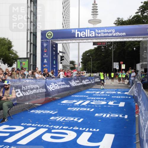 29.06.2025 - hella hamburg halbmarathon Michael Strokosch http://msf.ph/oto/8154805 29.06.2025 10:04:37 Ziel 58 meine-sportfotos.de