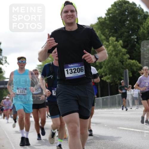29.06.2025 - hella hamburg halbmarathon Jannik Wohlers http://msf.ph/oto/8154821 29.06.2025 10:16:36 Lombardsbrücke 1117, 1137, 1240, 1298, 1331, 1348, 1403, 1553, 1602, 2225, 2908, 3210, 3450, 3622, 5929, 5930, 5995, 6328, 6948, 7114, 7115, 7257, 7345, 7360, 7376, 7924, 7928, 8263, 8513, 8983, 9208, 9647, 9891, 10165, 10314, 10317, 10320, 10735, 10926, 11410, 12043, 12252, 12289, 12640, 13206, 13365, 13605, 14597, 14646, 15140, 15381, 15564, 15613, 15713, 16447, 16459, 16704, 16709, 17010, 17449, 17527, 17661, 17741, 17984, 18245, 18571 meine-sportfotos.de