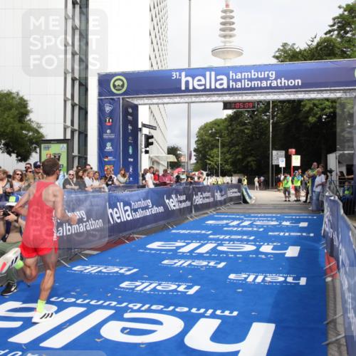29.06.2025 - hella hamburg halbmarathon Michael Strokosch http://msf.ph/oto/8154839 29.06.2025 10:05:13 Ziel 21, 20052, 20518 meine-sportfotos.de