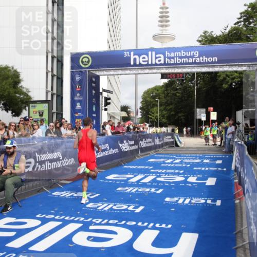 29.06.2025 - hella hamburg halbmarathon Michael Strokosch http://msf.ph/oto/8154843 29.06.2025 10:05:13 Ziel 21, 20052, 20518 meine-sportfotos.de