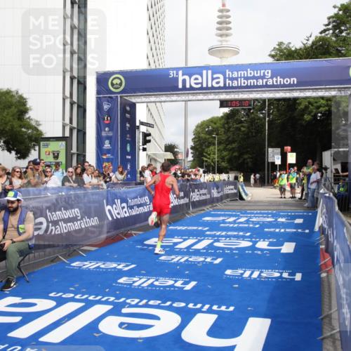 29.06.2025 - hella hamburg halbmarathon Michael Strokosch http://msf.ph/oto/8154850 29.06.2025 10:05:14 Ziel 21, 20052, 20518 meine-sportfotos.de