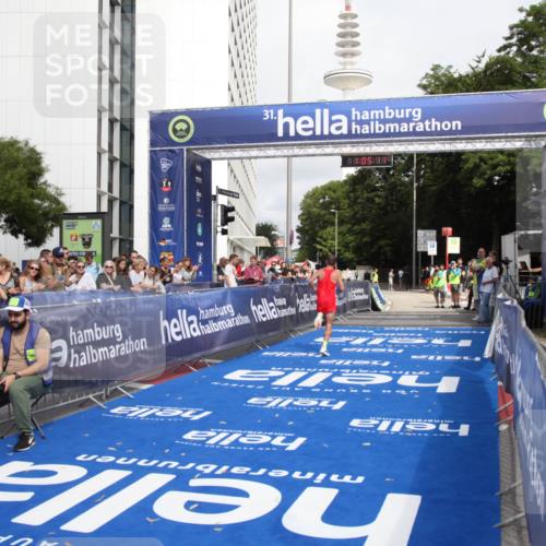 29.06.2025 - hella hamburg halbmarathon Michael Strokosch http://msf.ph/oto/8154860 29.06.2025 10:05:14 Ziel 21, 20052, 20518 meine-sportfotos.de