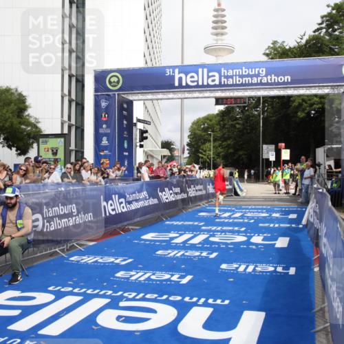 29.06.2025 - hella hamburg halbmarathon Michael Strokosch http://msf.ph/oto/8154866 29.06.2025 10:05:15 Ziel 21, 20052, 20518 meine-sportfotos.de