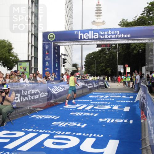 29.06.2025 - hella hamburg halbmarathon Michael Strokosch http://msf.ph/oto/8154881 29.06.2025 10:05:23 Ziel 19 meine-sportfotos.de