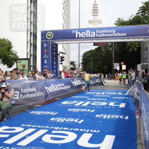 29.06.2025 - hella hamburg halbmarathon Michael Strokosch http://msf.ph/oto/8154897 29.06.2025 10:05:24 Ziel 17, 19 meine-sportfotos.de