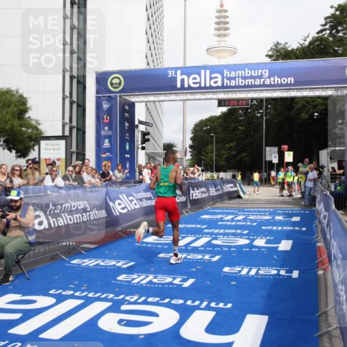 29.06.2025 - hella hamburg halbmarathon Michael Strokosch http://msf.ph/oto/8154909 29.06.2025 10:05:30 Ziel 17 meine-sportfotos.de