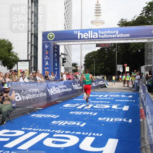 29.06.2025 - hella hamburg halbmarathon Michael Strokosch http://msf.ph/oto/8154925 29.06.2025 10:05:30 Ziel 17 meine-sportfotos.de