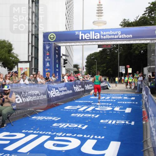 29.06.2025 - hella hamburg halbmarathon Michael Strokosch http://msf.ph/oto/8154940 29.06.2025 10:05:30 Ziel 17 meine-sportfotos.de