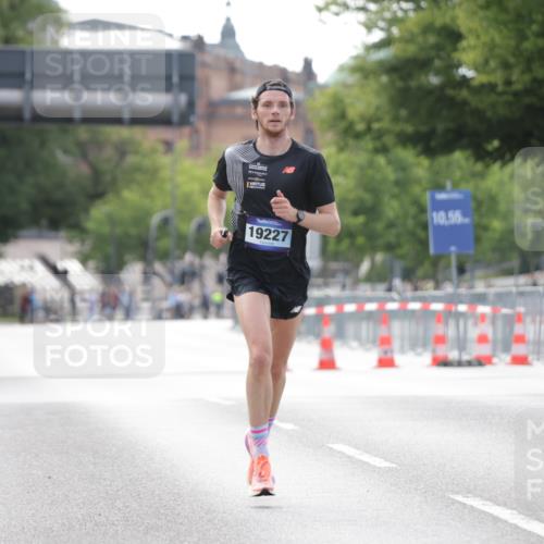 29.06.2025 - hella hamburg halbmarathon Jannik Wohlers http://msf.ph/oto/8154944 29.06.2025 09:36:06 Lombardsbrücke 19227 meine-sportfotos.de