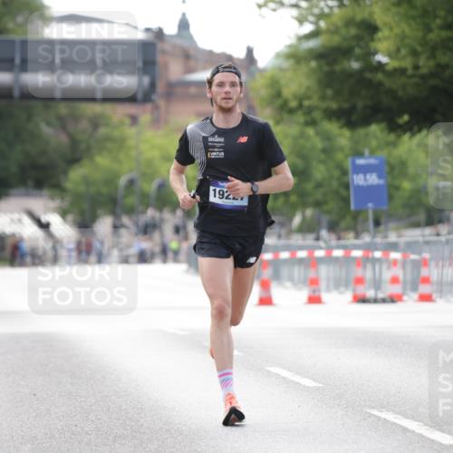 29.06.2025 - hella hamburg halbmarathon Jannik Wohlers http://msf.ph/oto/8154961 29.06.2025 09:36:06 Lombardsbrücke 19227 meine-sportfotos.de