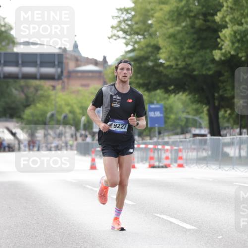 29.06.2025 - hella hamburg halbmarathon Jannik Wohlers http://msf.ph/oto/8154980 29.06.2025 09:36:06 Lombardsbrücke 19227 meine-sportfotos.de