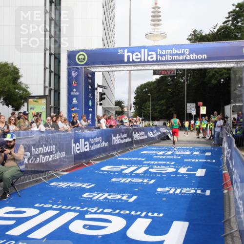 29.06.2025 - hella hamburg halbmarathon Michael Strokosch http://msf.ph/oto/8154982 29.06.2025 10:05:31 Ziel 17 meine-sportfotos.de