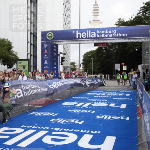 29.06.2025 - hella hamburg halbmarathon Michael Strokosch http://msf.ph/oto/8154998 29.06.2025 10:06:02 Ziel 24 meine-sportfotos.de