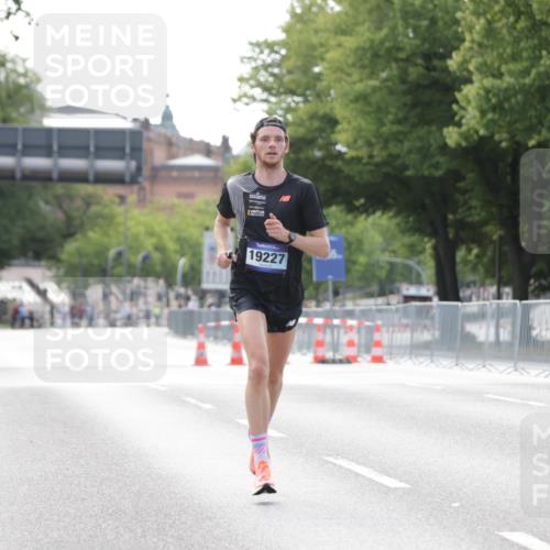 29.06.2025 - hella hamburg halbmarathon Jannik Wohlers http://msf.ph/oto/8154999 29.06.2025 09:36:07 Lombardsbrücke 19227 meine-sportfotos.de