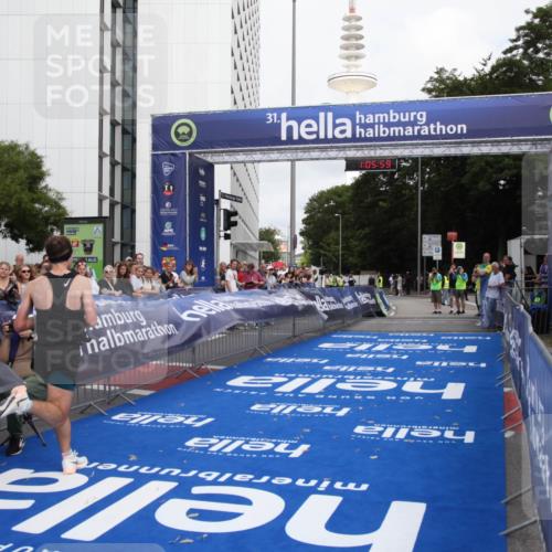 29.06.2025 - hella hamburg halbmarathon Michael Strokosch http://msf.ph/oto/8155007 29.06.2025 10:06:02 Ziel 24 meine-sportfotos.de