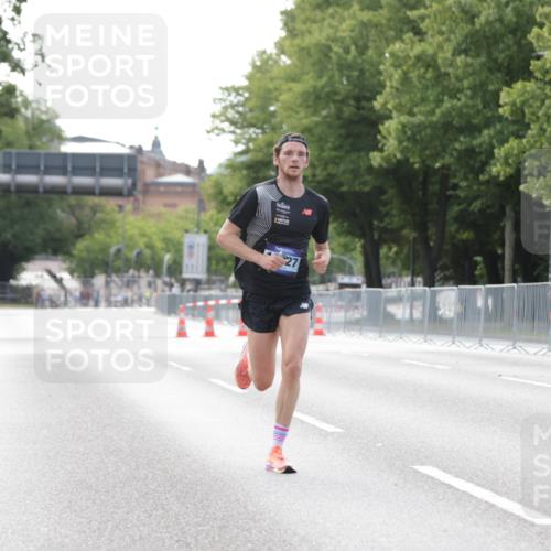 29.06.2025 - hella hamburg halbmarathon Jannik Wohlers http://msf.ph/oto/8155022 29.06.2025 09:36:07 Lombardsbrücke 19227 meine-sportfotos.de