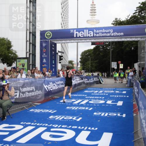 29.06.2025 - hella hamburg halbmarathon Michael Strokosch http://msf.ph/oto/8155030 29.06.2025 10:06:03 Ziel 24 meine-sportfotos.de