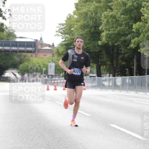29.06.2025 - hella hamburg halbmarathon Jannik Wohlers http://msf.ph/oto/8155032 29.06.2025 09:36:07 Lombardsbrücke 19227 meine-sportfotos.de
