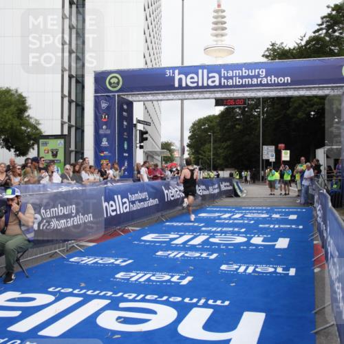 29.06.2025 - hella hamburg halbmarathon Michael Strokosch http://msf.ph/oto/8155038 29.06.2025 10:06:04 Ziel 24 meine-sportfotos.de