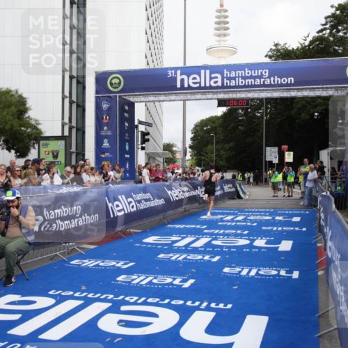 29.06.2025 - hella hamburg halbmarathon Michael Strokosch http://msf.ph/oto/8155046 29.06.2025 10:06:04 Ziel 24 meine-sportfotos.de
