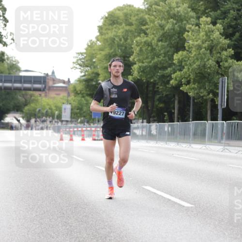 29.06.2025 - hella hamburg halbmarathon Jannik Wohlers http://msf.ph/oto/8155047 29.06.2025 09:36:08 Lombardsbrücke 19227 meine-sportfotos.de